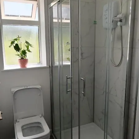 Escape -2 Bed -sleeps 4 شقة دينغل