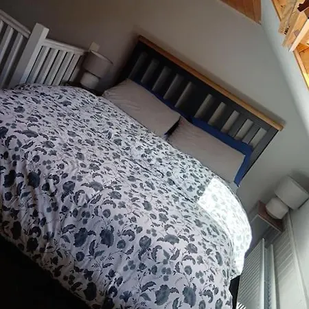 Escape -2 Bed -sleeps 4 丁格尔